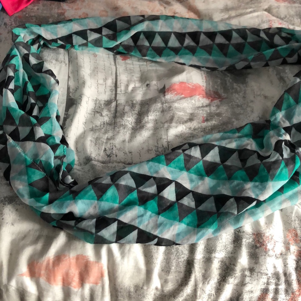 Triangle pattern scarf - Picture 2 of 3